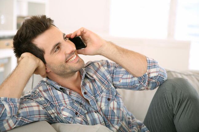 Merasa terangsang, seorang pria akan berbicara dengan seorang wanita untuk waktu yang lama di telepon
